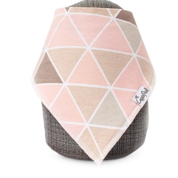 Absorbent cotton drool bib
Adjustable nickel-free snaps for ages 0-36 months - Picture 2 of 5